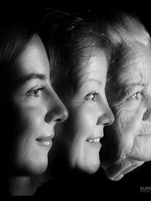 portret generatii alb negru fotografie familie Timisoara profil femei trei generatii
